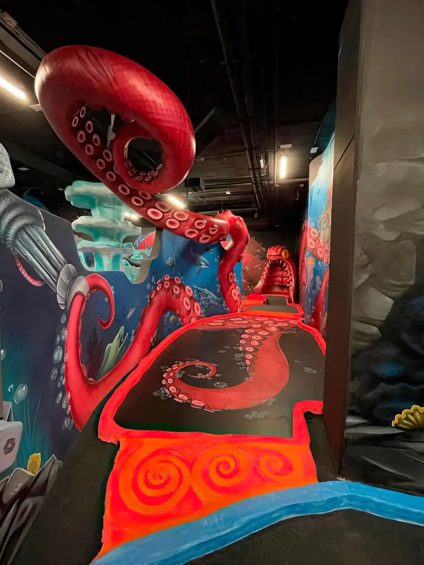 BLACK LIGHT MINIGOLF DESIGN