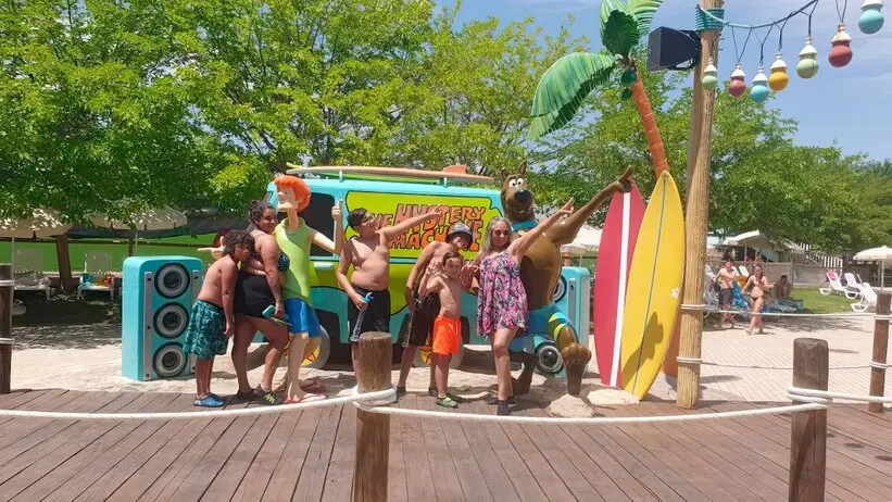 themed decor and sculpture services  <br />