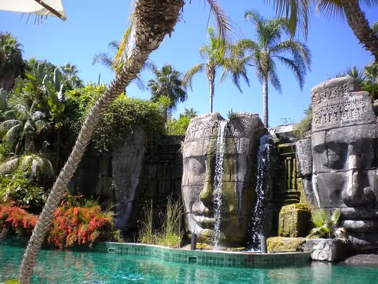 large-scale sculpture installation in resorts 