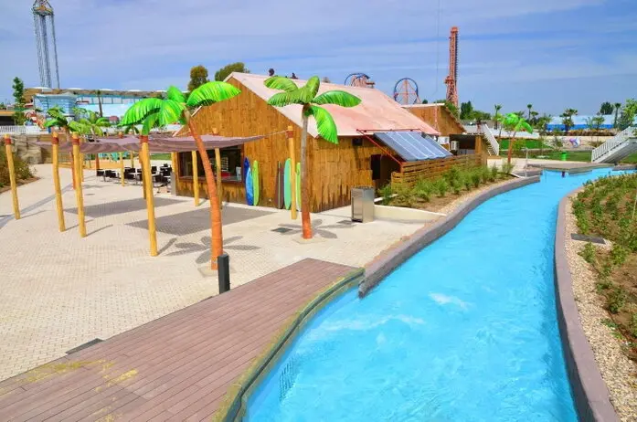 cartoon and movie theming Parque Warner  <br />