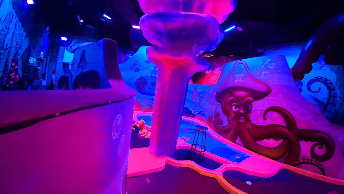 indoor glow mini golf builders  