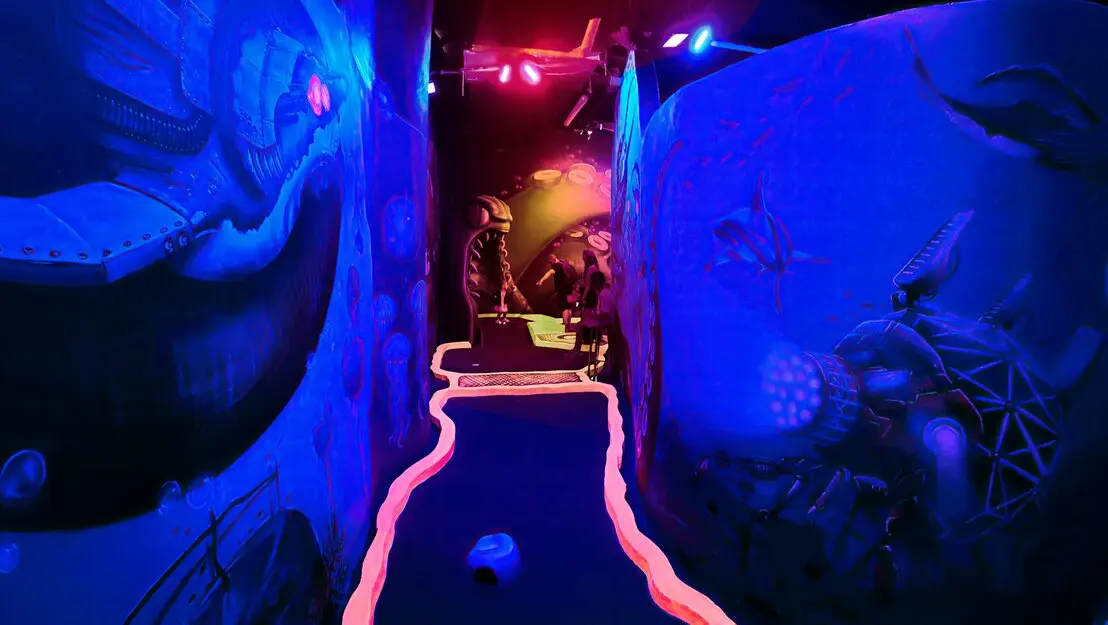 custom mini golf course building  