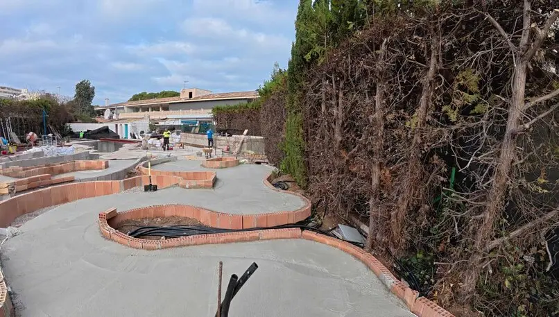 mini golf construction creative course theming