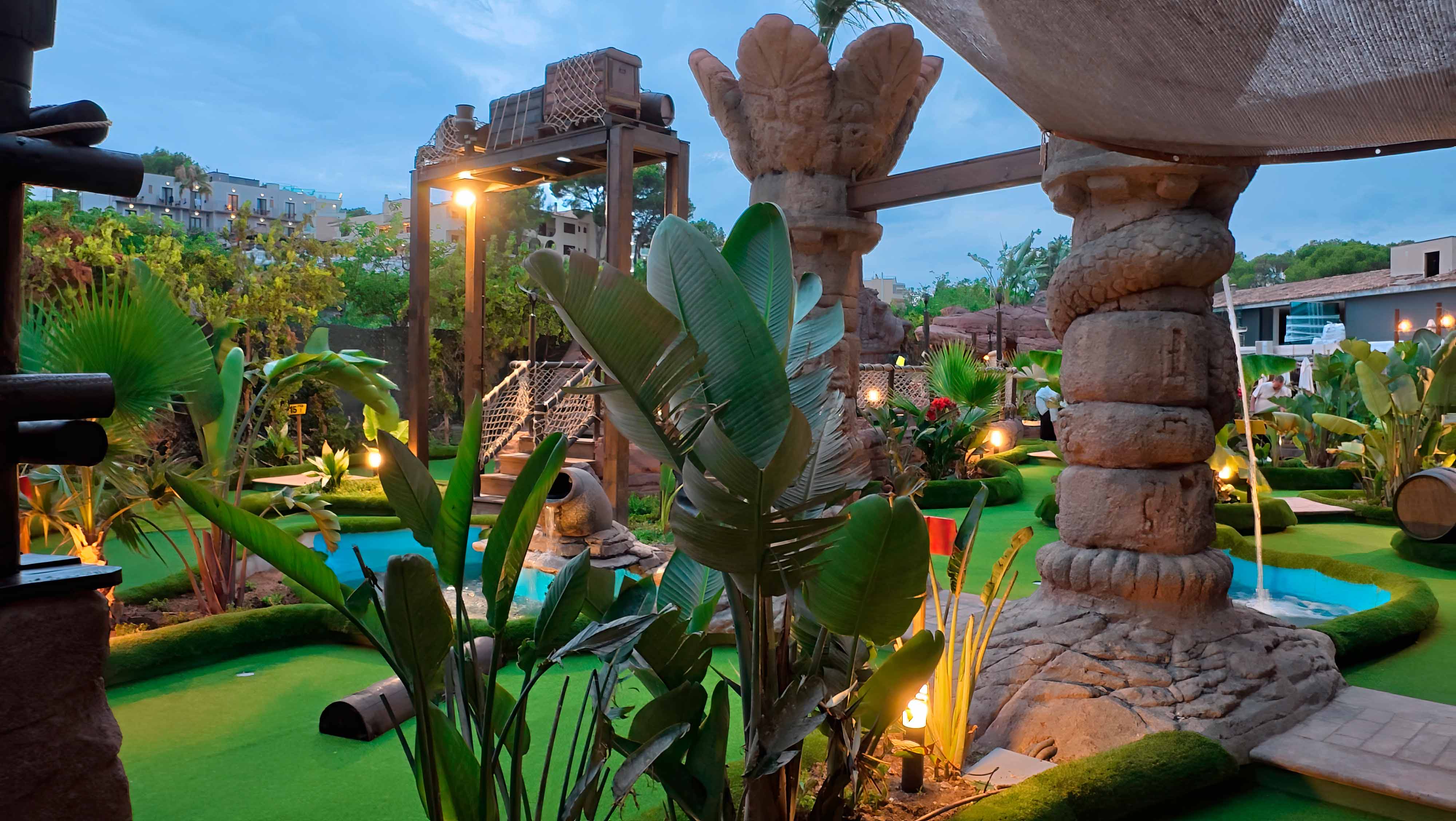 minigolf temático con recorrido personalizado y decoración contratar empresa de diseño de minigolf temático