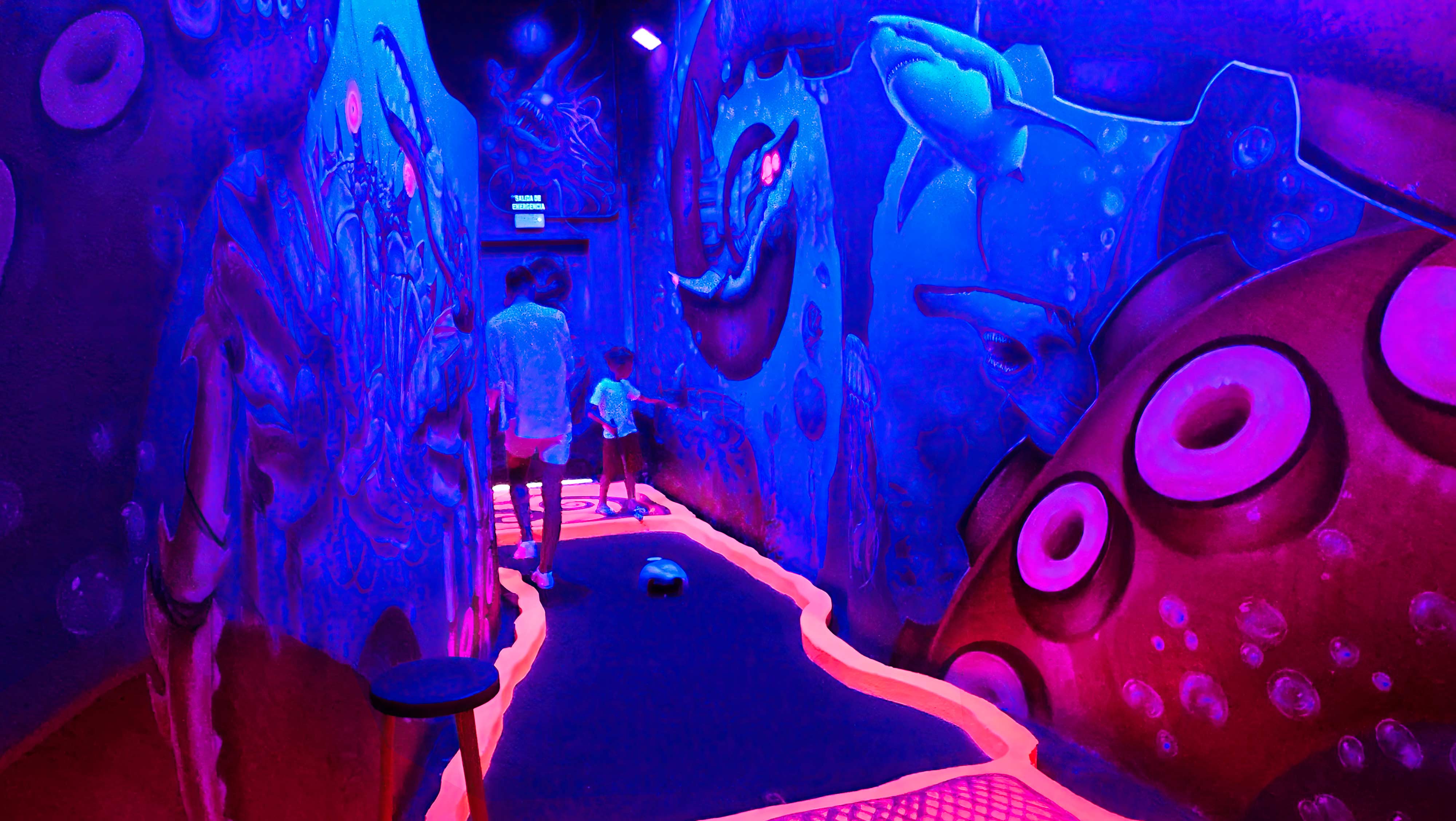 minigolf con luz negra minigolf temático con escenografía