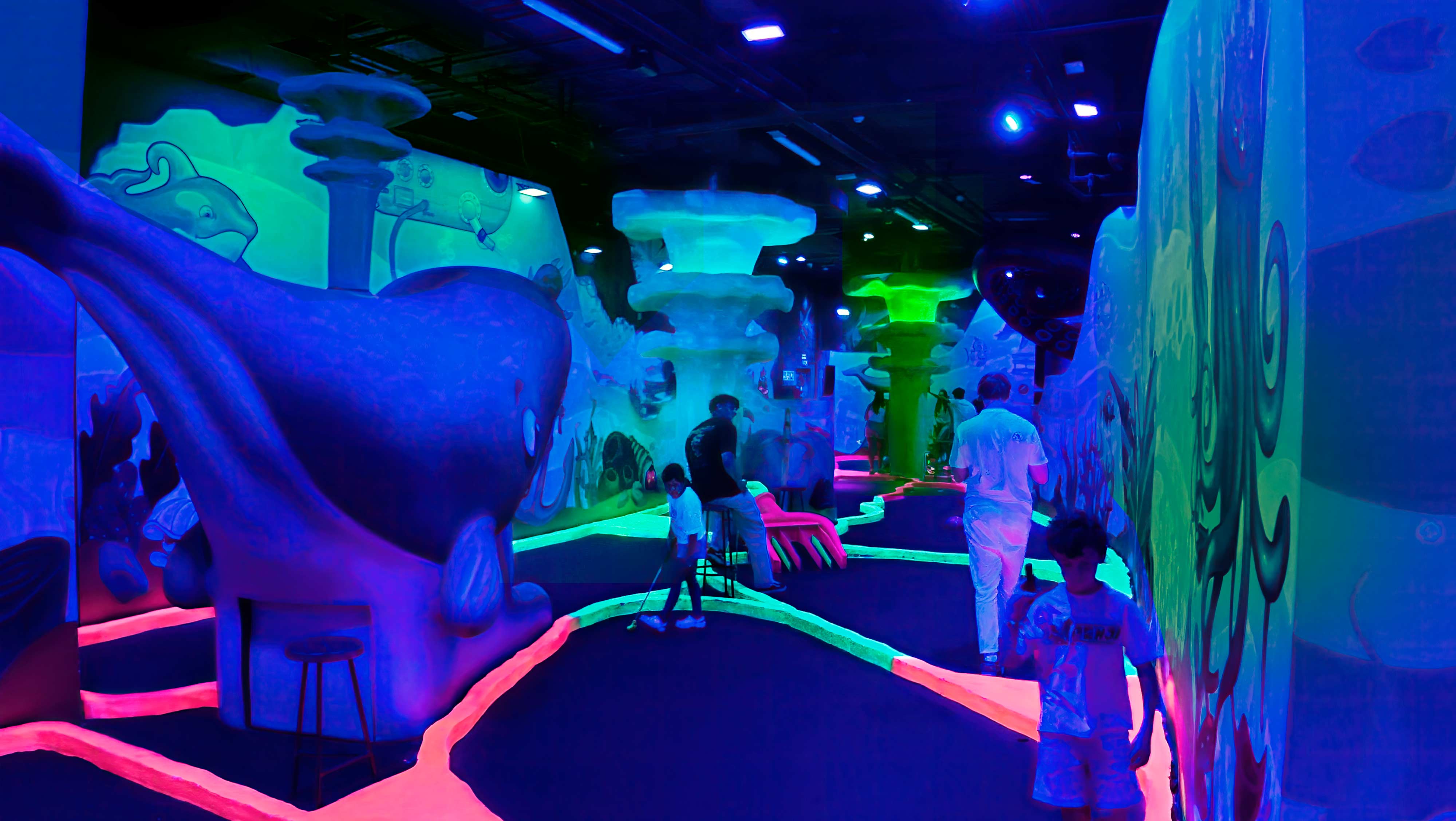 diseño de minigolf indoor con iluminación LED o black light diseño de minigolf indoor