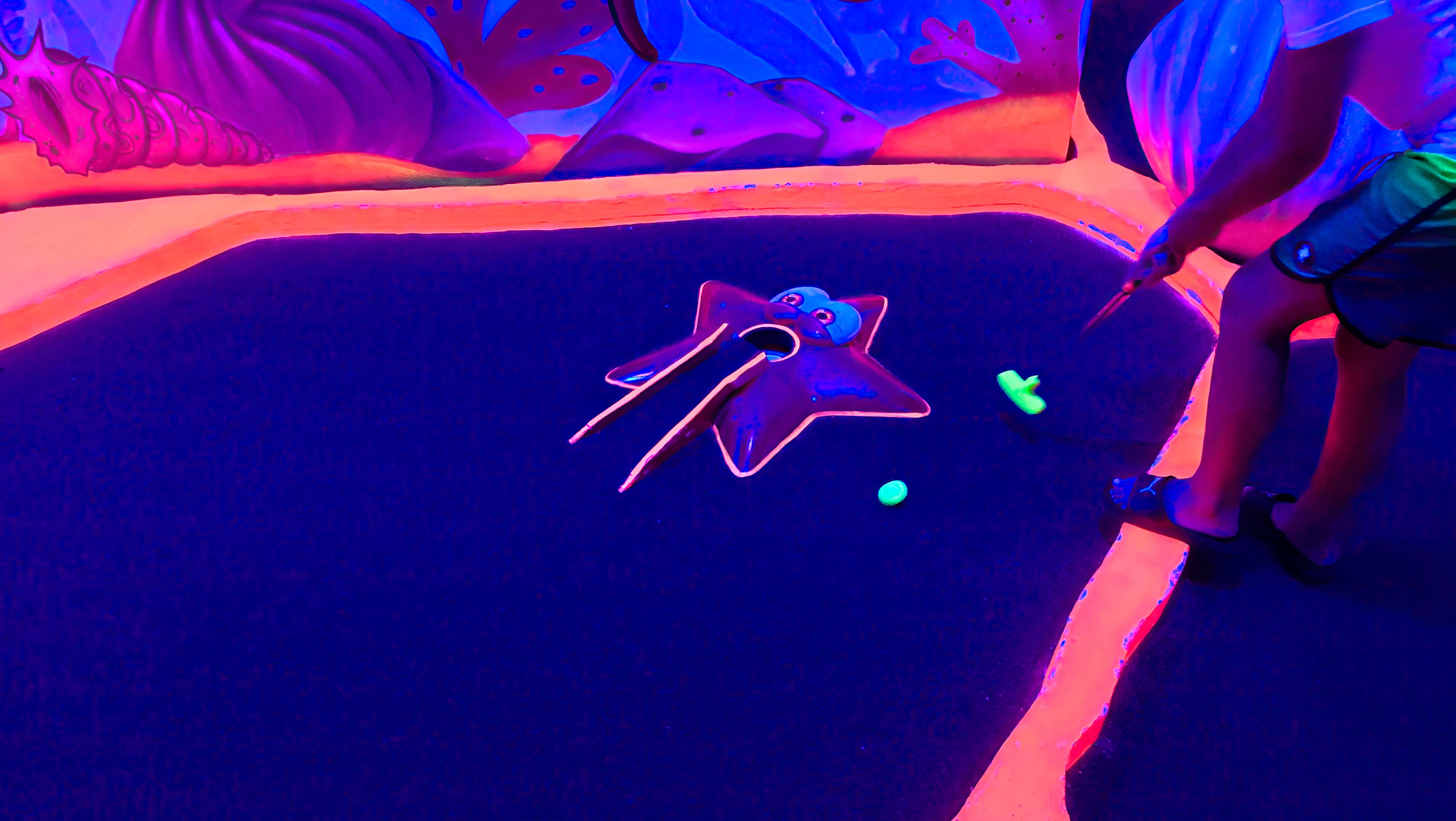construcción de minigolf black light construcción de minigolf indoor