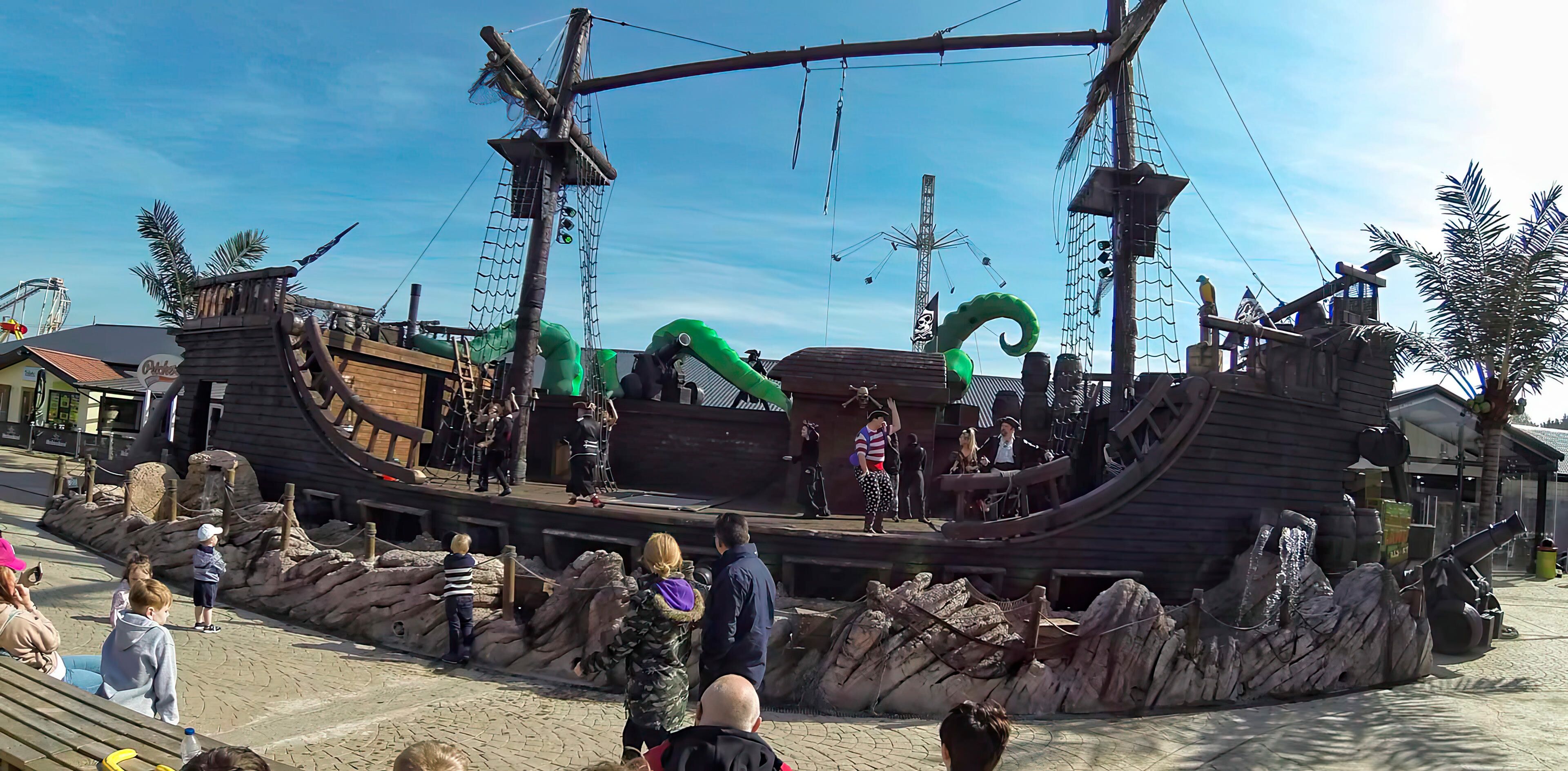 diseño de escenografía musical con elementos inmersivos construcción de escenarios temáticos al aire libre