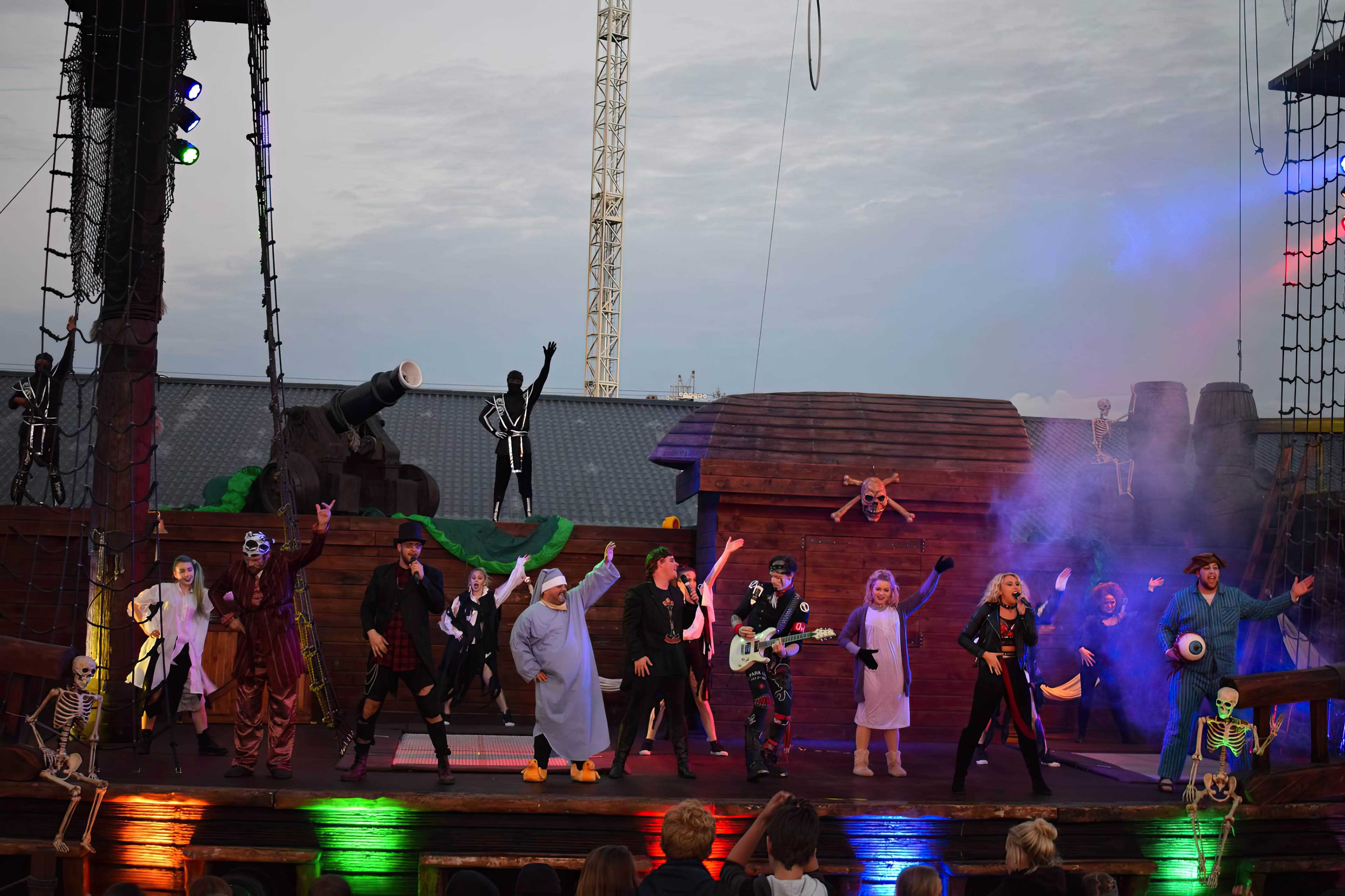 contratar diseño de escenario para conciertos empresa de construcción de escenarios temáticos