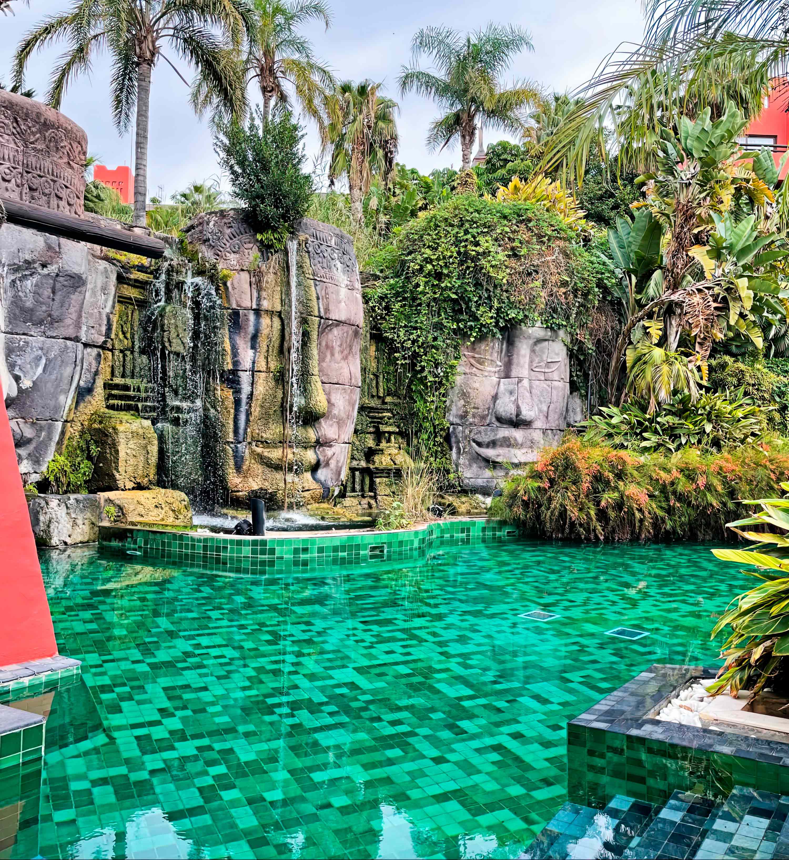 construcción de piscinas con diseño tropical o exótico constructor de piscinas tematizadas