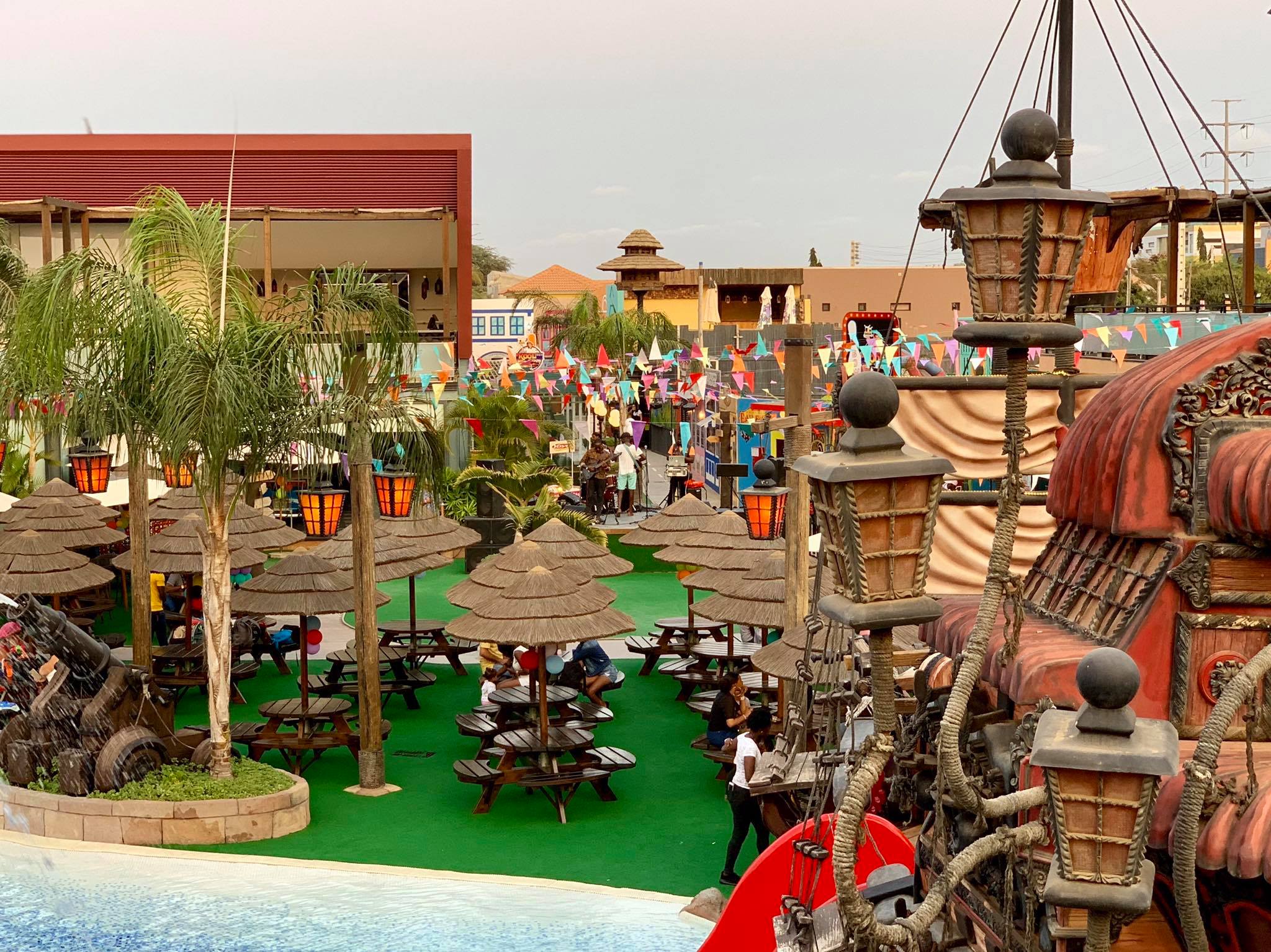 juegos acuáticos temáticos decoración de piscina estilo aventura pirata