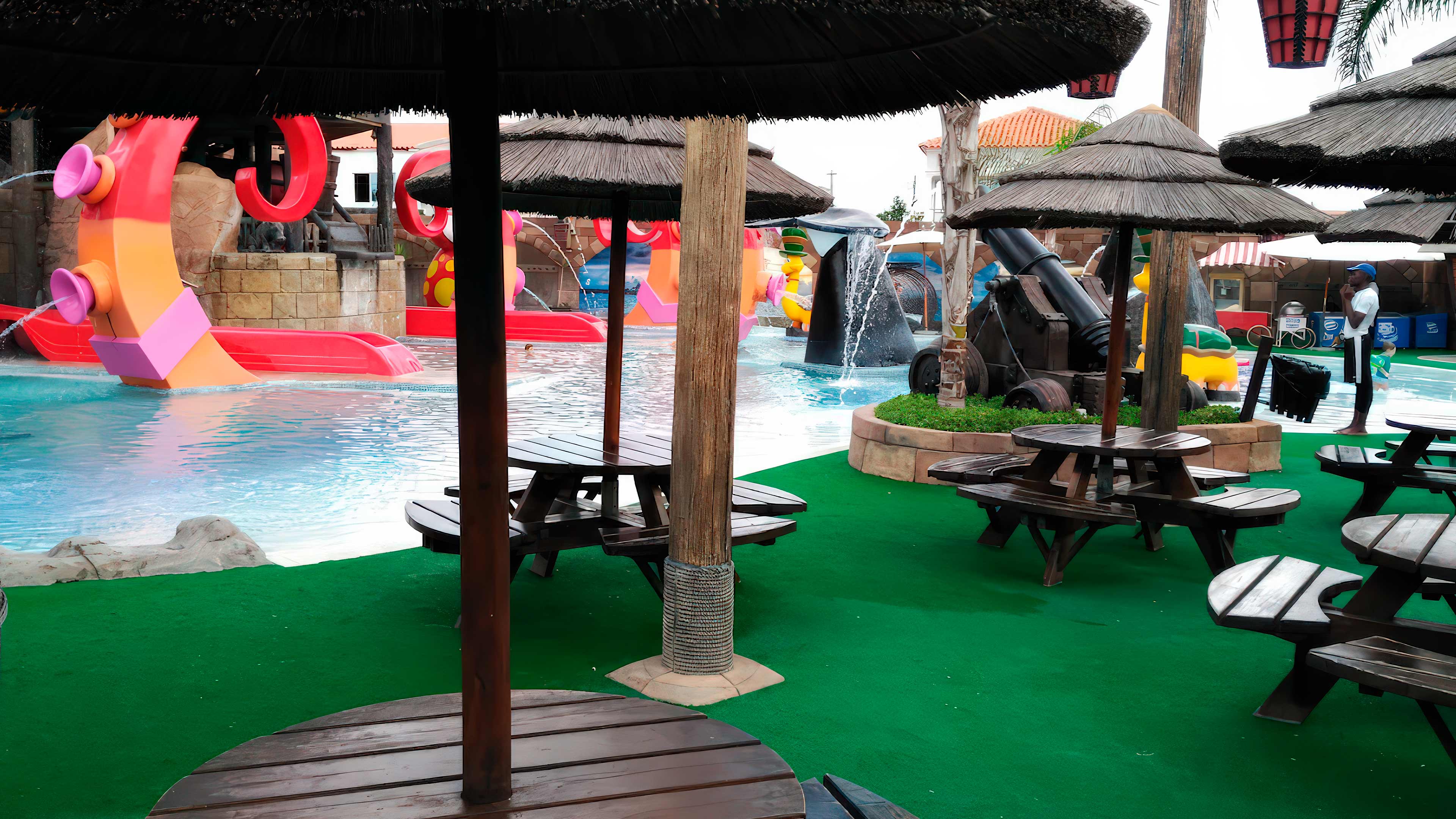 ideas para piscinas con ambientación pirata diseño de piscinas temáticas con toboganes y cuevas pirata